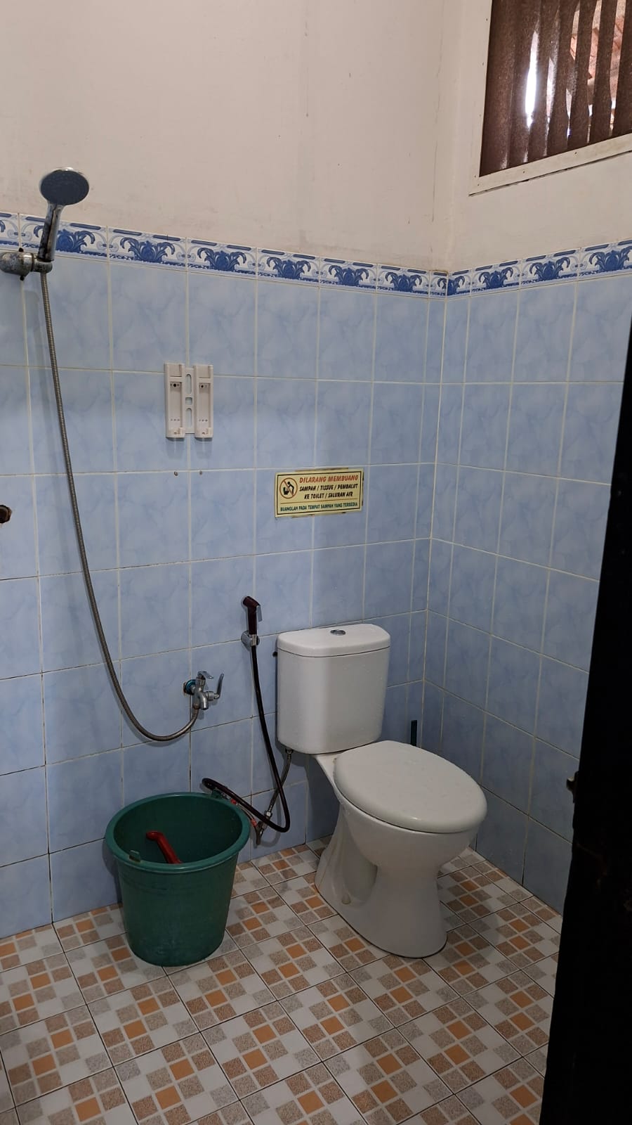Kamar mandi D'Faviyo